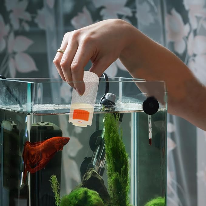 Fish Feeder Bottle for Small Aquarium, Non-Automatic Metering Feeding Container, Beige Moisture-Proof Fish Food Dispenser for Goldfish and Turtle Tanks